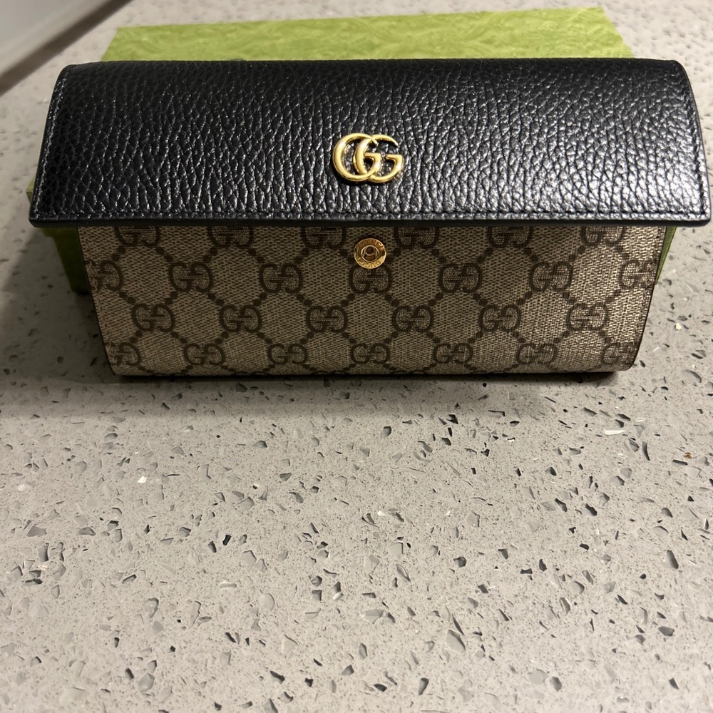 Gucci wallet on a chain